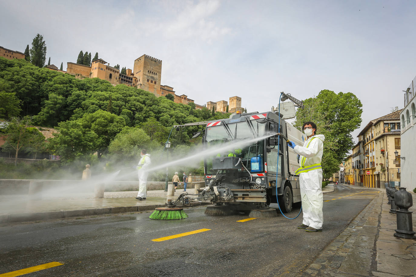 Así trabajan las brigadas de desinfección de Inagra en las calles de Granada