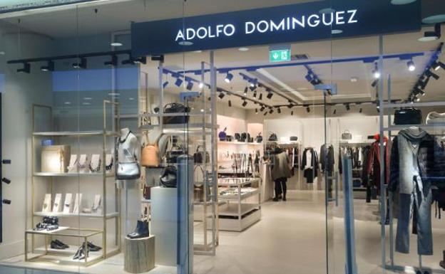 Adolfo Domínguez reabre sus tiendas en España: así van a preparar la ropa
