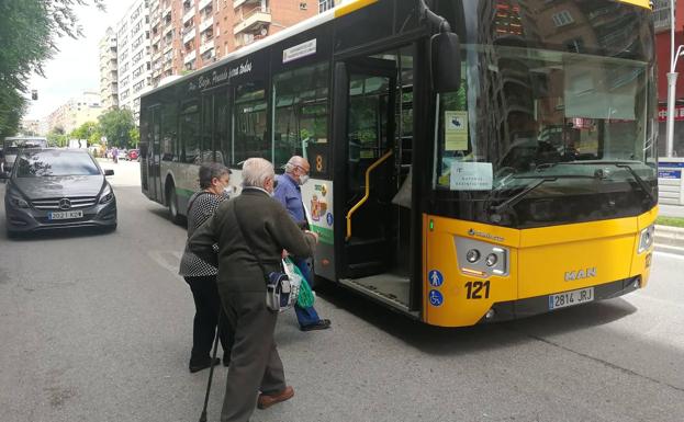 Aumenta la frecuencia de autobuses hasta un 80%, y seguirán circulando con la mitad de usuarios