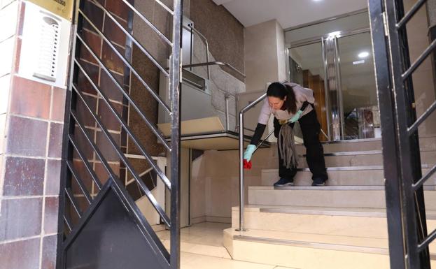 Un tercio de las empleadas del hogar granadinas, sin acceso a subsidio por no tener contrato