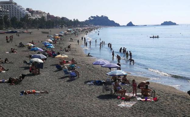 Las playas de Granada se preparan para el plan andaluz con horarios y control de aforo en las playas