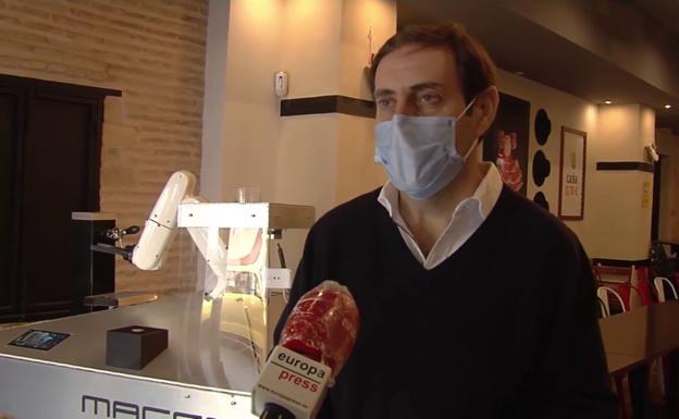 El bar andaluz donde un robot tira las cañas para evitar contagios