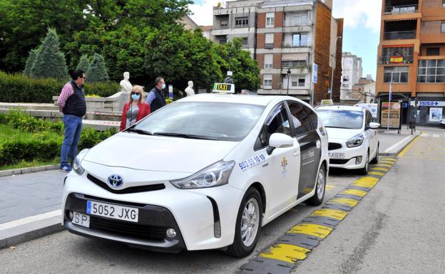 El gremio de taxistas de Linares cifra la caída del servicio en casi un 90%