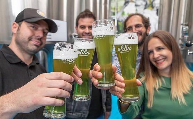 Fabrican una cerveza 'verde de oliva' hecha con aceitunas