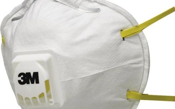 Casi 50 sanitarios de Andalucía que usaron mascarillas defectuosas dan positivo
