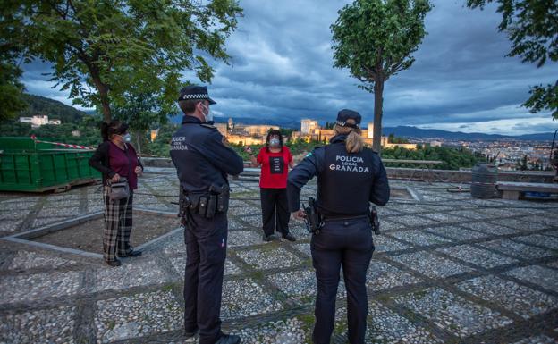 Un amplio dispositivo policial evitará las aglomeraciones y vigilará los aforos en los bares y tiendas de Granada