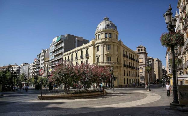 Decenas de personas protestan en el centro de Granada contra el Gobierno