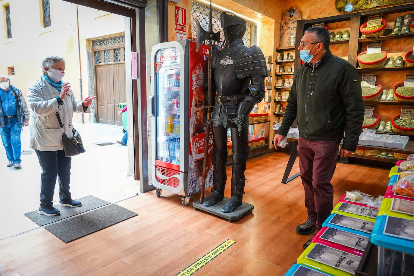 Comercios y bares de Granada se blindan contra el 'bicho'