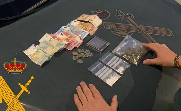 Se salta el confinamiento en Tabernas y acaba detenido por ir cargado de cocaína y marihuana