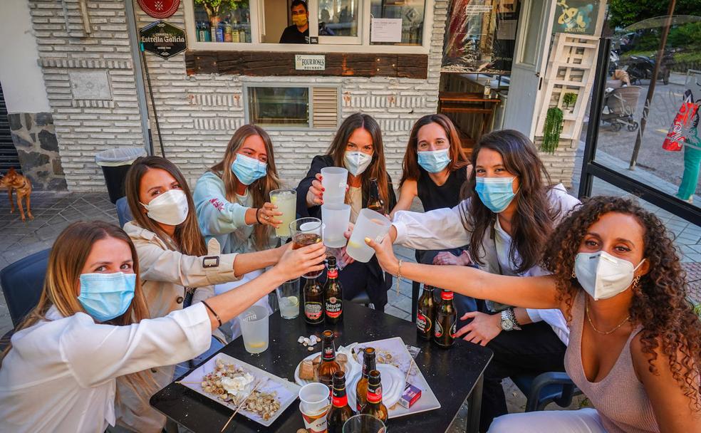 «A ver quién inventa de una vez las mascarillas con pajita»