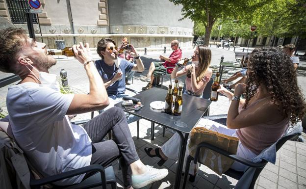 Granada se echa a la calle en un ensayo de la vuelta a la vida