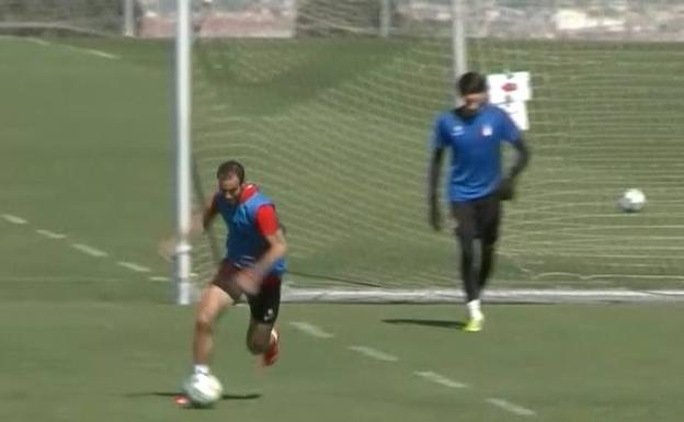 El portero Arnau, novedad en los entrenamientos del Granada