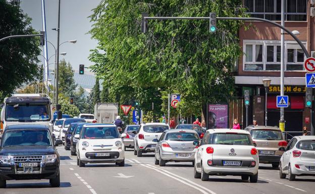 El tráfico en hora punta en Granada aumenta un 20% en el primer día de fase 1