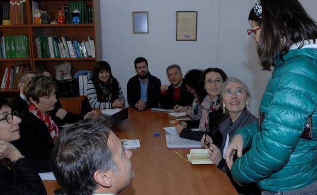 La propuesta de que los docentes vuelvan en junio a los centros provoca críticas