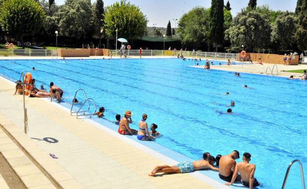 Preparativos en 'La Garza' para la apertura de sus piscinas en junio