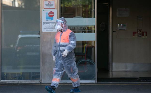 Los hospitales de Granada tienen ocupadas menos de la mitad de camas de UCI que hace una semana