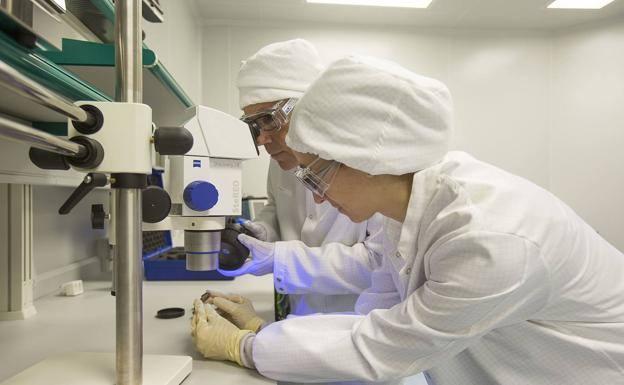 El laboratorio de polvo cósmico del IAA se reinventa para estudiar la detección de coronavirus en superficies