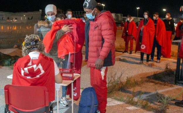 Buscan una oenegé que se haga cargo de los migrantes llegados a Motril para confinarlos