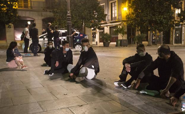 Los 16 inmigrantes pendientes de confinamiento que llegaron a Motril pasan la noche en el pabellón Paquillo Fernández