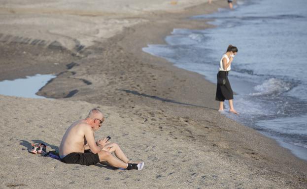 La Policía de Motril precinta un bar de la playa por no respetar la limitación de aforo