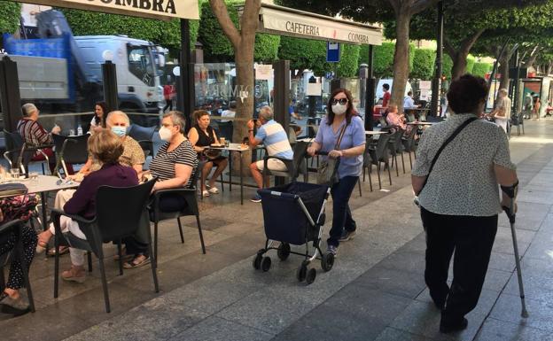 Bares y cafeterías de Almería reabren sus salones: «Parece que esto se va animando»