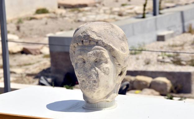 Sale a la luz una cabeza romana de mármol en buen estado en el yacimiento de Cástulo