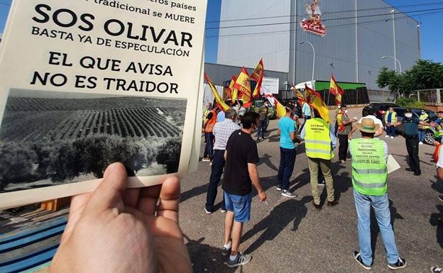 Olivareros se manifiestan en pleno estado de alarma sin permiso en la A-4, en La Carolina, y la N-432, en Alcalá la Real