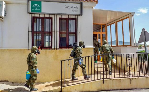 Legión y UME han desinfectado en Almería 25 residencias de mayores y 15 centros de salud por la Covid