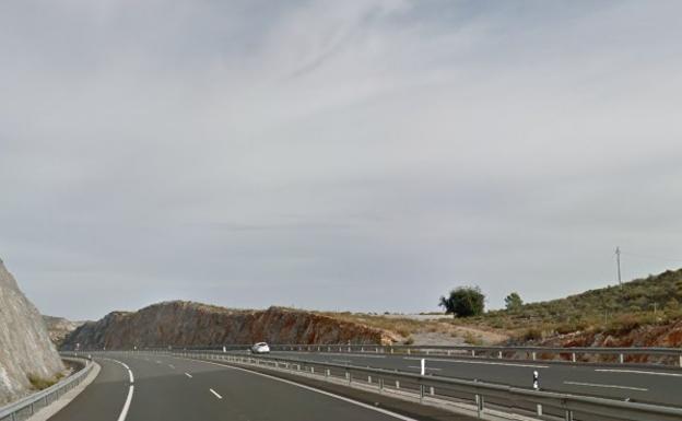 Un camión atraviesa la mediana y vuelca en la A-7