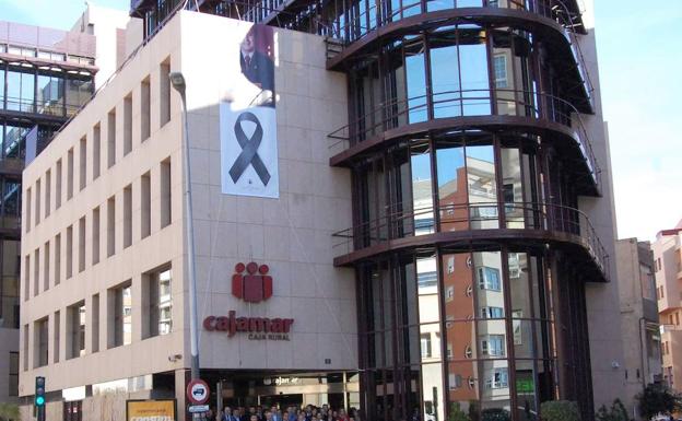 Cajamar adelanta a sus clientes al 3 de junio el pago por desempleo y anticipa también el de ERTE