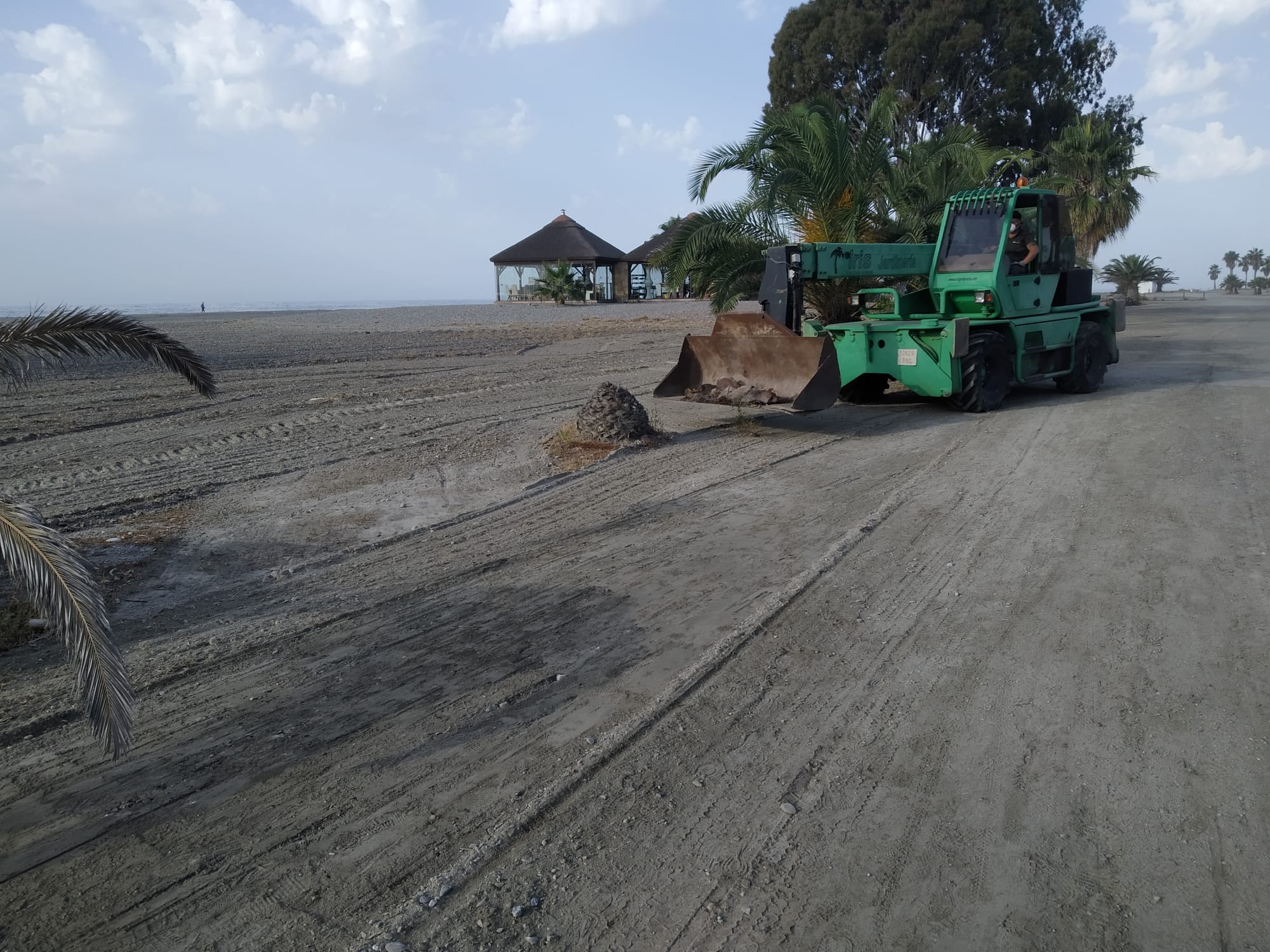 Las playas abren el lunes con control policial y monitores para informar en la arena