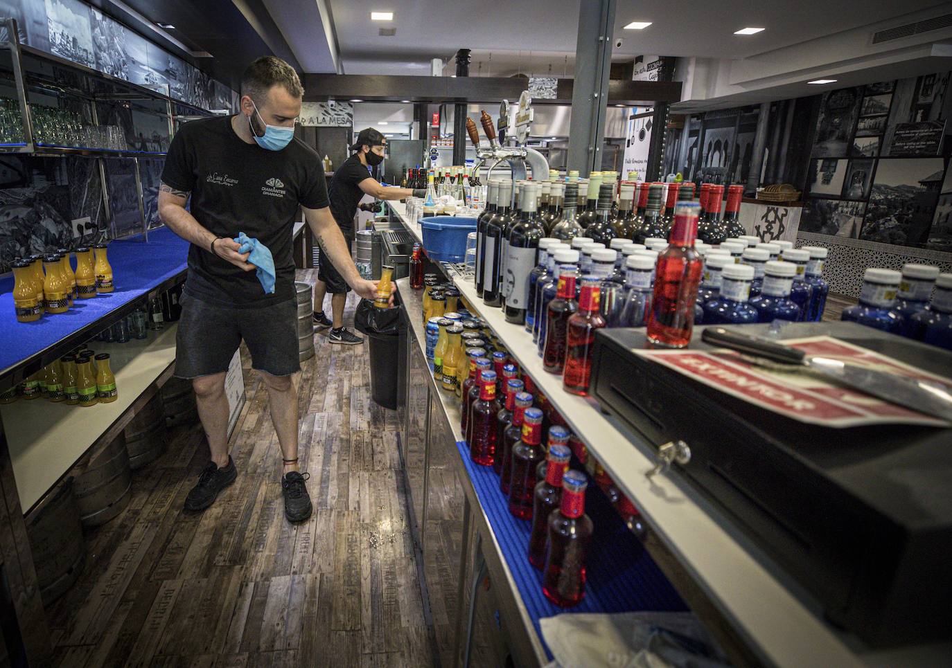 Los bares de Granada se preparan para recibir clientes dentro: ¿cuáles abren el lunes?