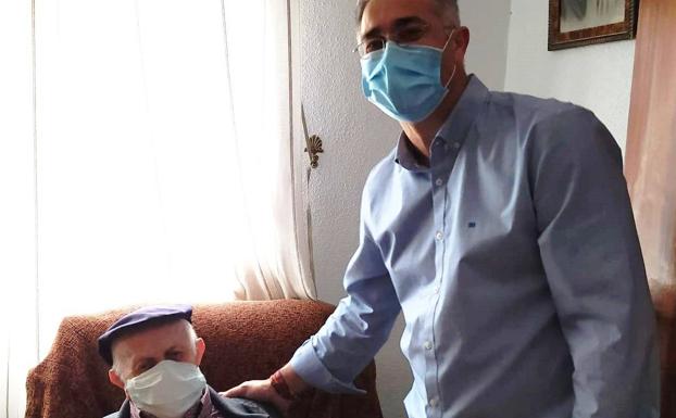 Cajamar promueve el 'Banco en casa' para llevar dinero a personas mayores a su propio domicilio