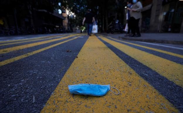 Las ciudades españolas que ya multan con hasta 3.000 euros por tirar mascarillas y guantes al suelo
