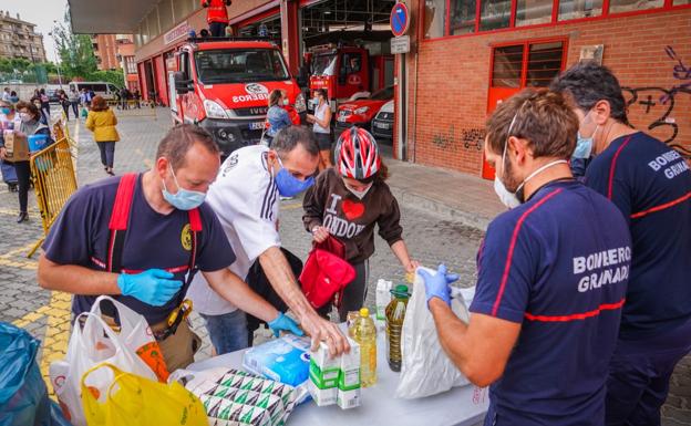 Bomberos del Parque Sur de Granada recogen alimentos para los más necesitados