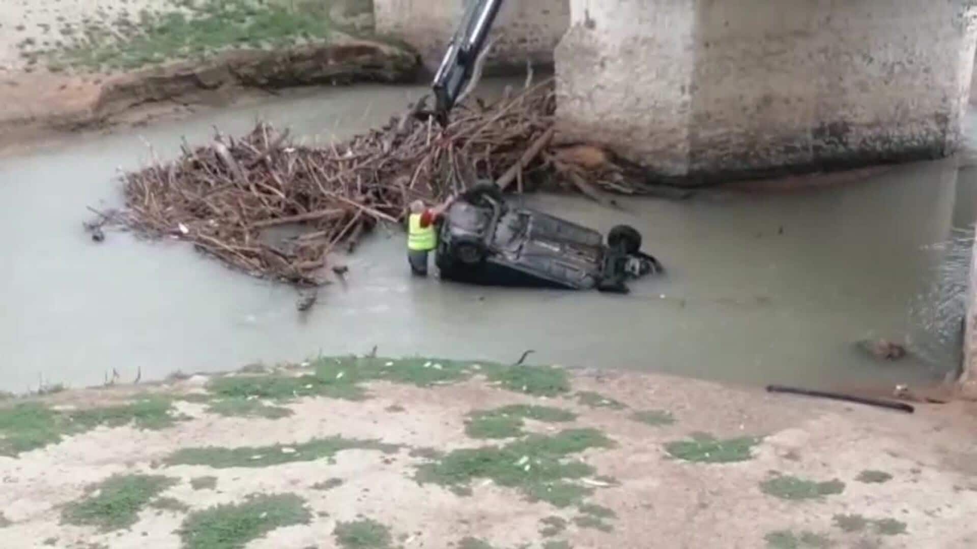 Rescatan un coche que había caído por un puente en Huétor Tájar