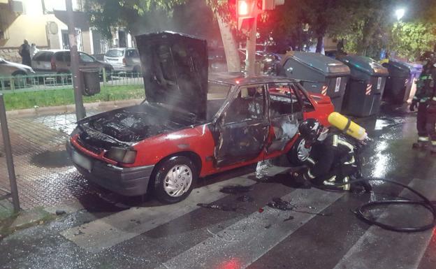 Los Bomberos sofocan el incendio de un coche en la calle Senda de los Huertos