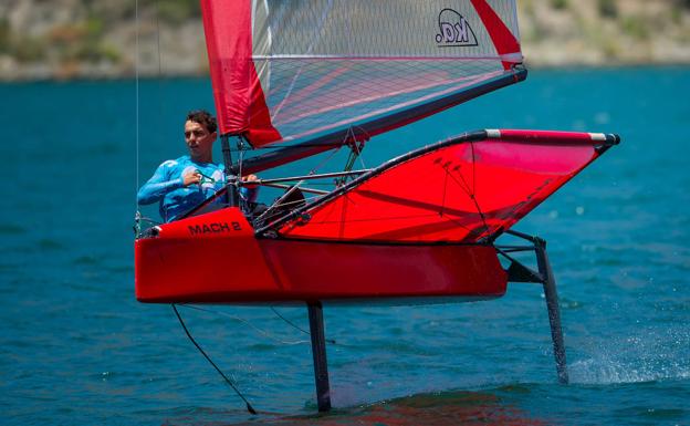 Un regatista volador en el Embalse de Rules