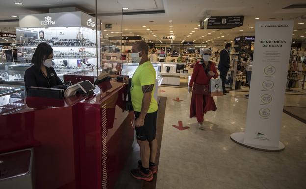 El Corte Inglés anima el centro de Granada con un comercio tradicional que va «lento»
