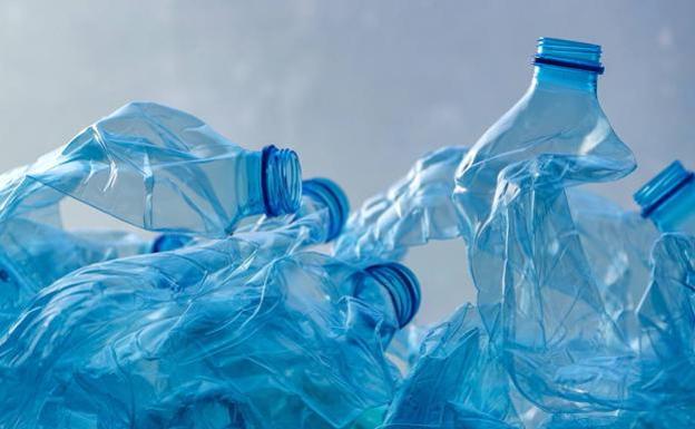 Agua gratis y prohibidas las pajitas y bastoncillos: todas las normas de la Ley de Residuos