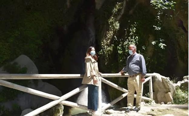 La Junta resalta el potencial turístico de enclaves singulares de la provincia como la Cueva del Agua