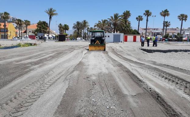 Los tractores parcelan la playa en Salobreña y Protección Civil 'vigilará' Almuñécar