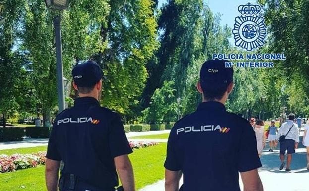 Detenido por lanzar un cubo de orina y amenazar con un cuchillo a tres excursionistas en Granada