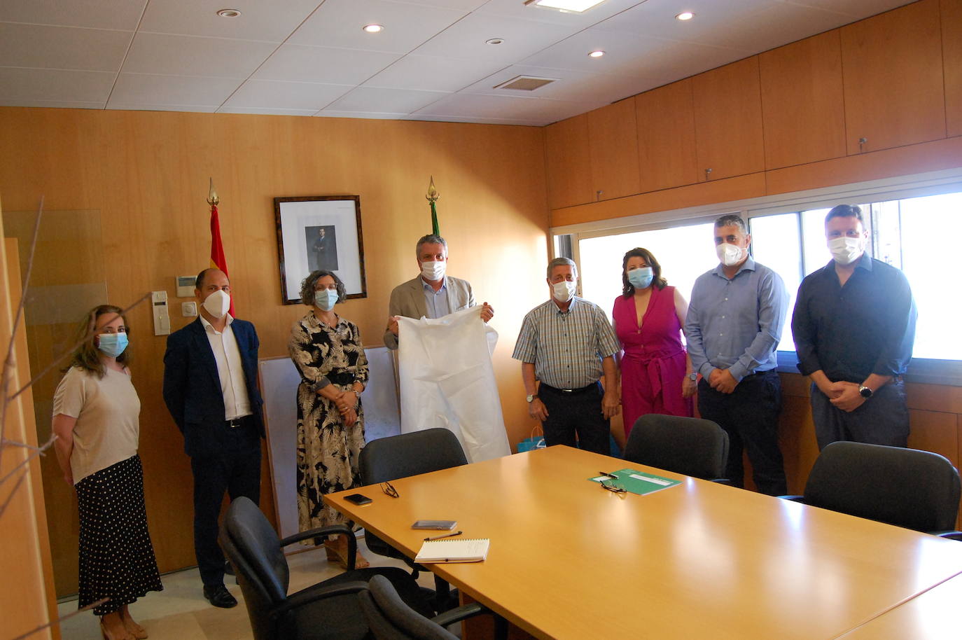 La Junta agradece a Almería la generosidad en el proyecto de fabricación de batas de Cajamar