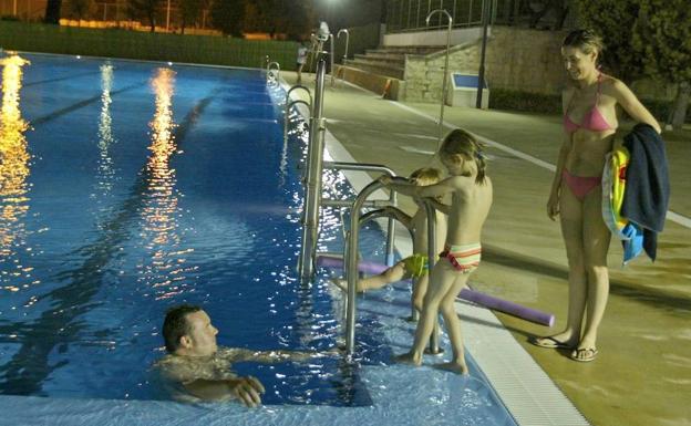 La piscina de La Salobreja podría abrir también las noches de verano