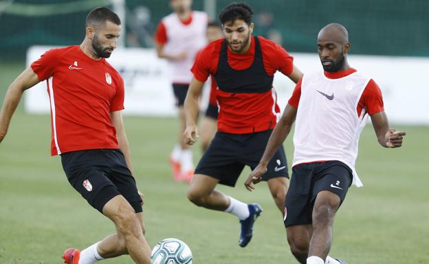 El Granada sigue apostando por Gonalons y Foulquier a futuro