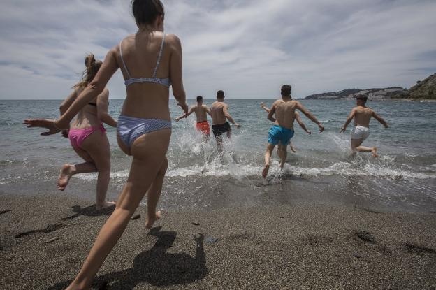 Los granadinos estrenan bañador en el primer fin de semana de libertad en la playa