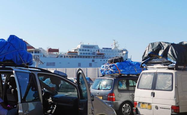 Críticas al Gobierno de la Junta por defender que se suspenda la operación Paso del Estrecho este verano