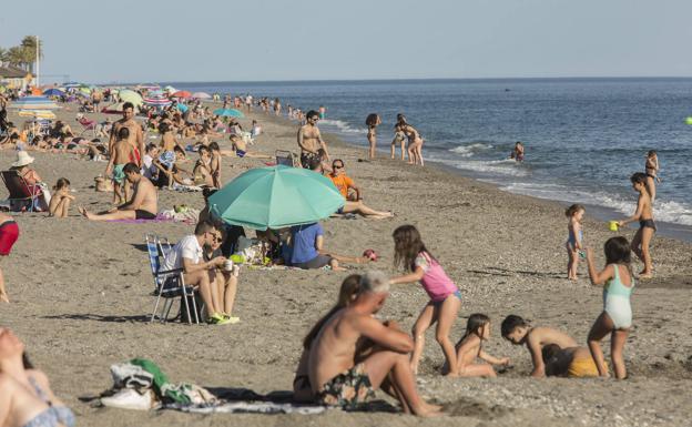 Los bañistas respetan las normas en las playas en el primer fin de semana con el mar abierto