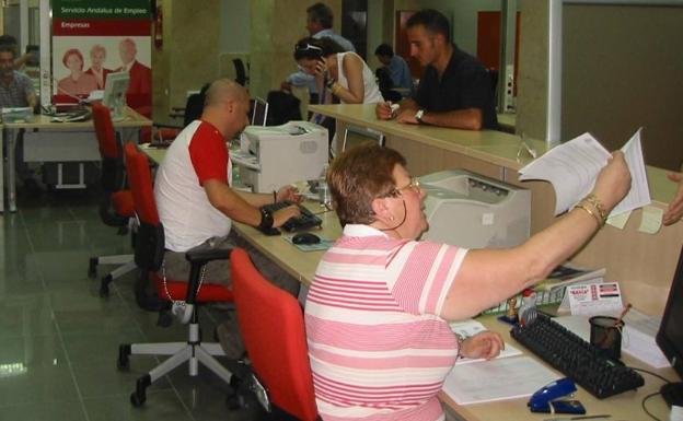 Limpiar y desinfectar, los empleos 'estrella' en el estado de alarma en Almería